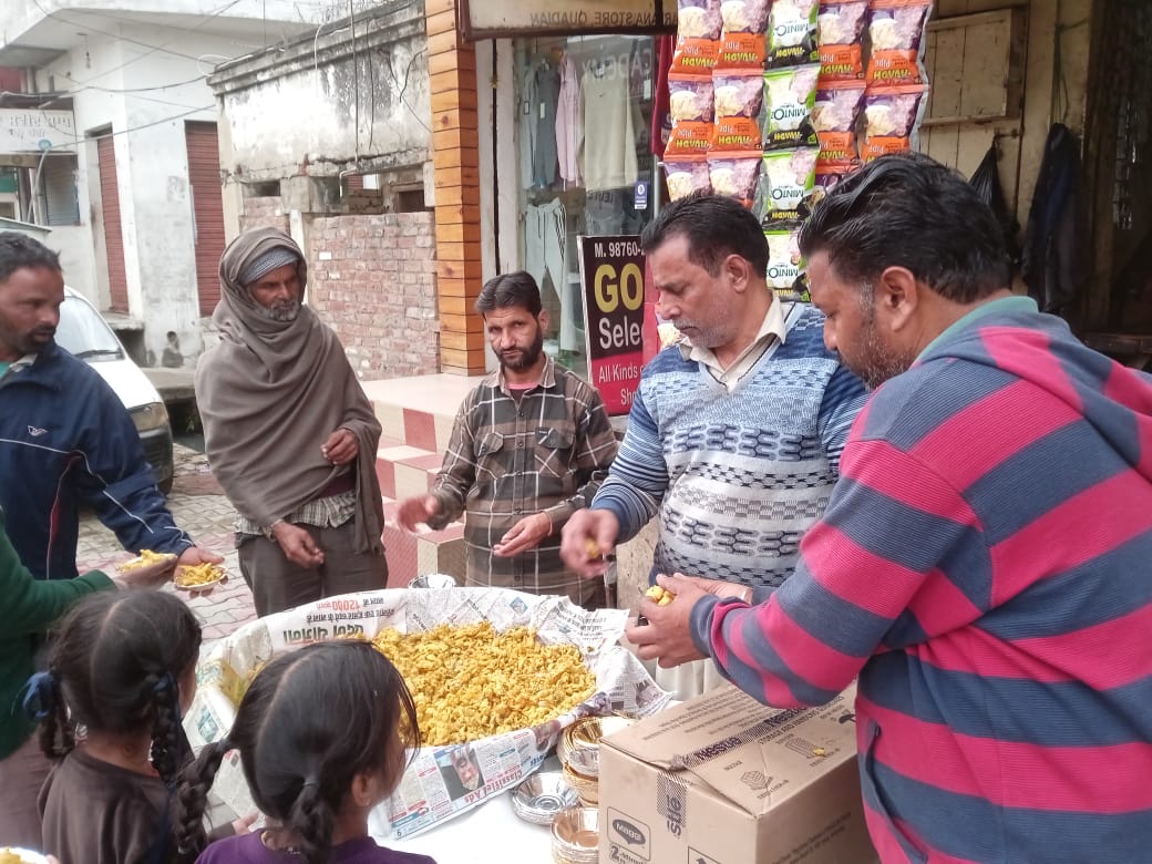 Shopkeepers organize langar on Mahashivratri in Qadian